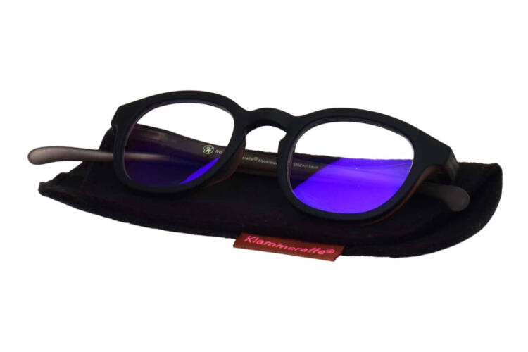Blue-filter-reading-glasses-Klammeraffe-14-on-case-black-mud Reading glasses with blue light filter Klammeraffe no. 14 black mud Product image on case