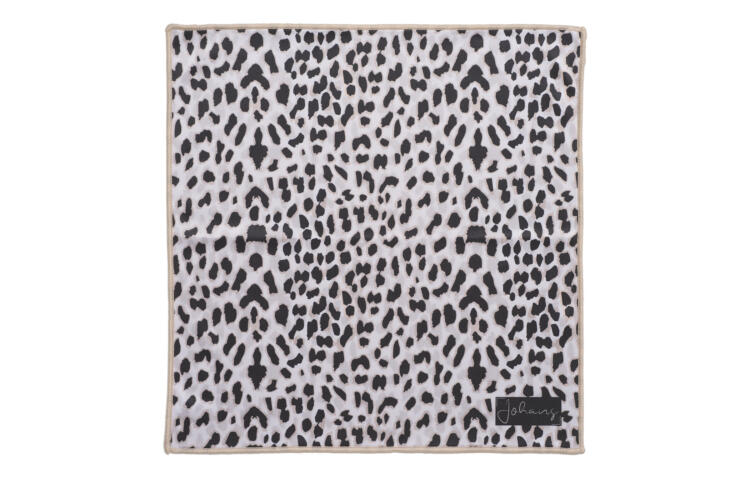 Johans-Tuch- 08.24 Low_08 Brillen- und Displaytuch LEO GREY