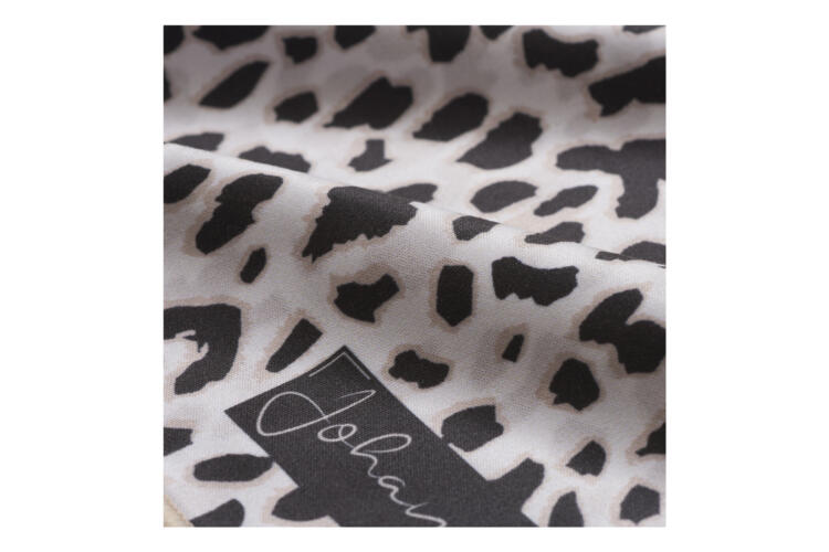 Johans-Tuch- 08.24 Low_09 Brillen- und Displaytuch LEO GREY