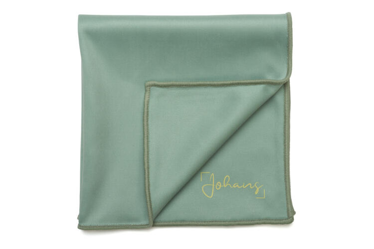Johans_Tuch-salbeigruen-1-gefaltet Brillen- und Displaytuch SALBEIGRÜN